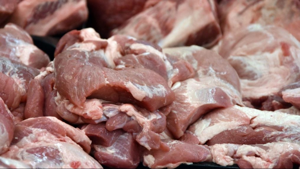 Bravčové mäso v predajni potravín.