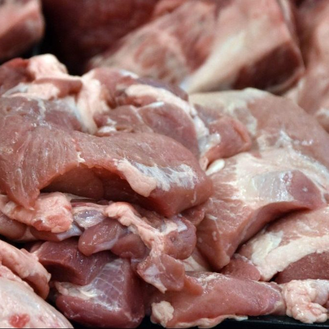 Bravčové mäso v predajni potravín.