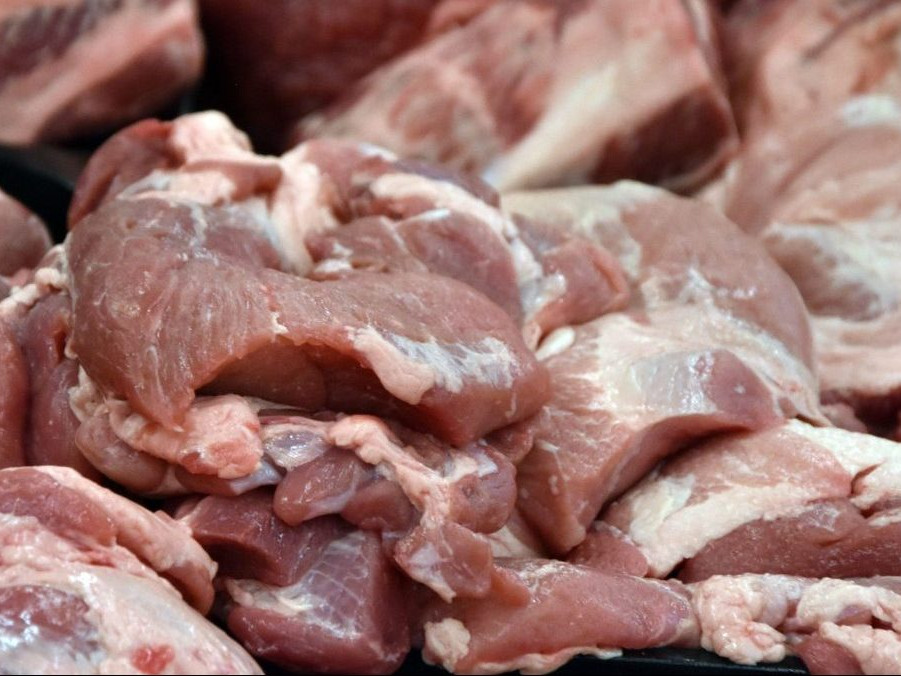 Bravčové mäso v predajni potravín.