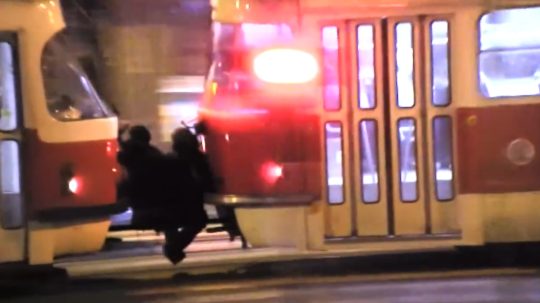 Na snímke chlapci medzi vozňami električky.