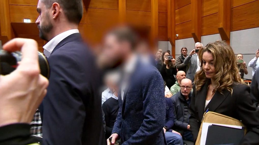 Obvinený muž pred súdom.