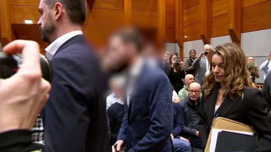 Obvinený muž pred súdom.