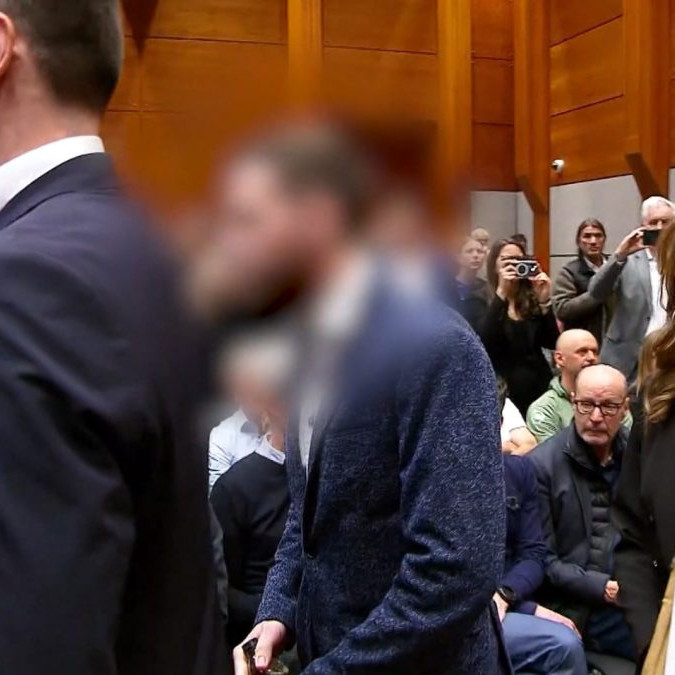 Obvinený muž pred súdom.