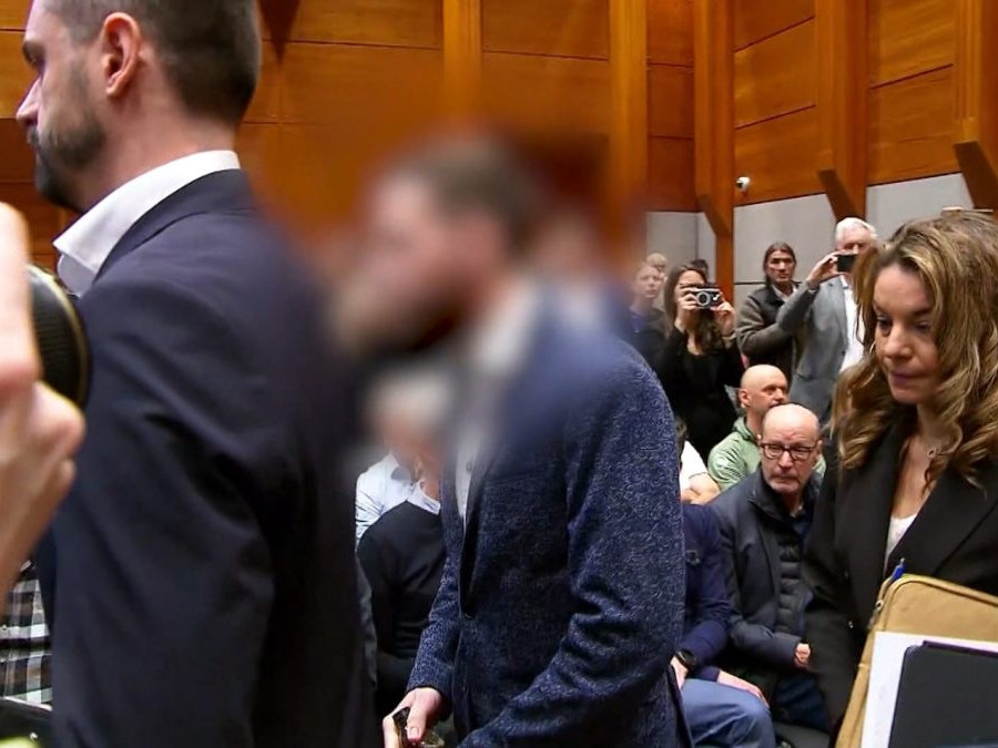 Obvinený muž pred súdom.