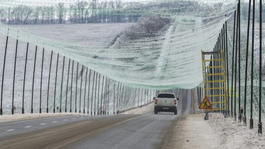 Ukrajinská armáda posilňuje protidronovú obranu. Dôležitú úlohu zohrávajú siete nad cestami