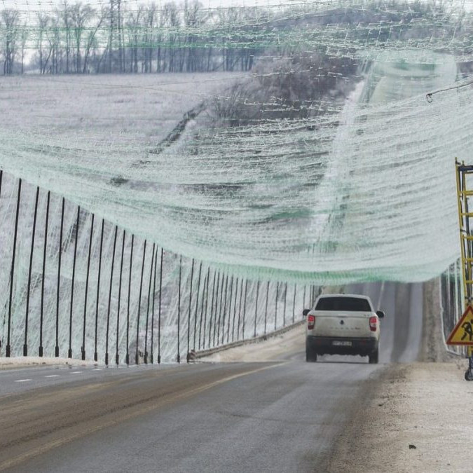 Ukrajinská armáda posilňuje protidronovú obranu. Dôležitú úlohu zohrávajú siete nad cestami