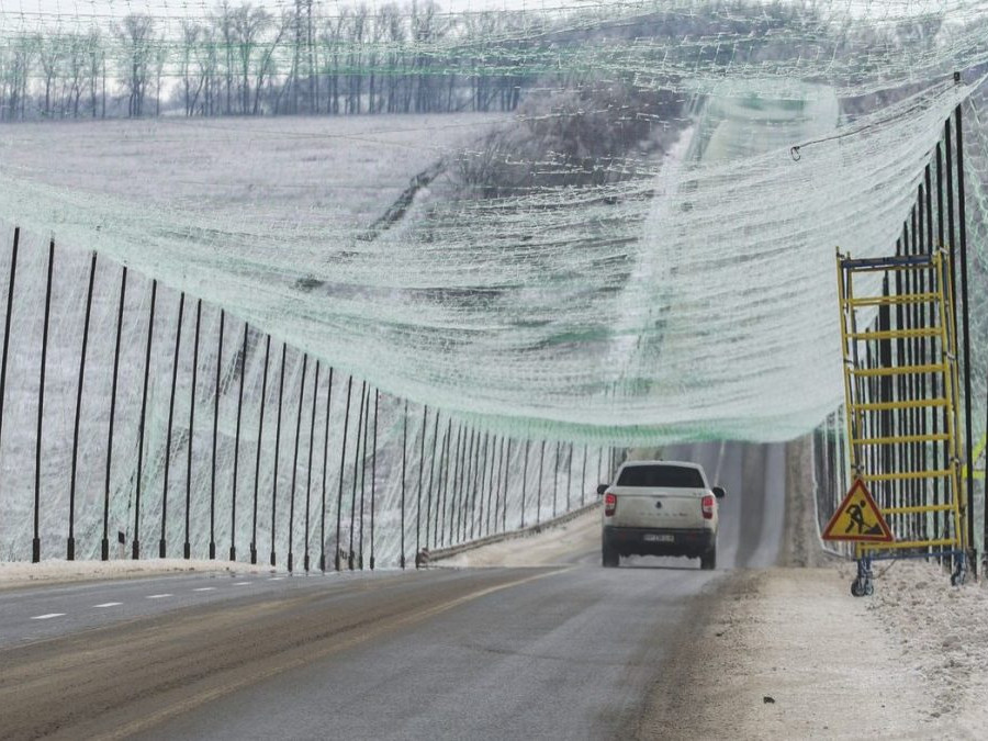 Ukrajinská armáda posilňuje protidronovú obranu. Dôležitú úlohu zohrávajú siete nad cestami