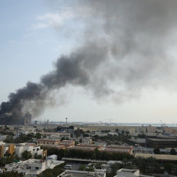 Stúpajúci dym po výbuchoch.