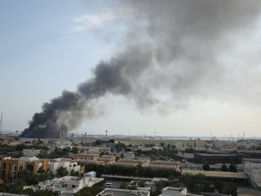 Stúpajúci dym po výbuchoch.