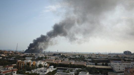 Stúpajúci dym po výbuchoch.