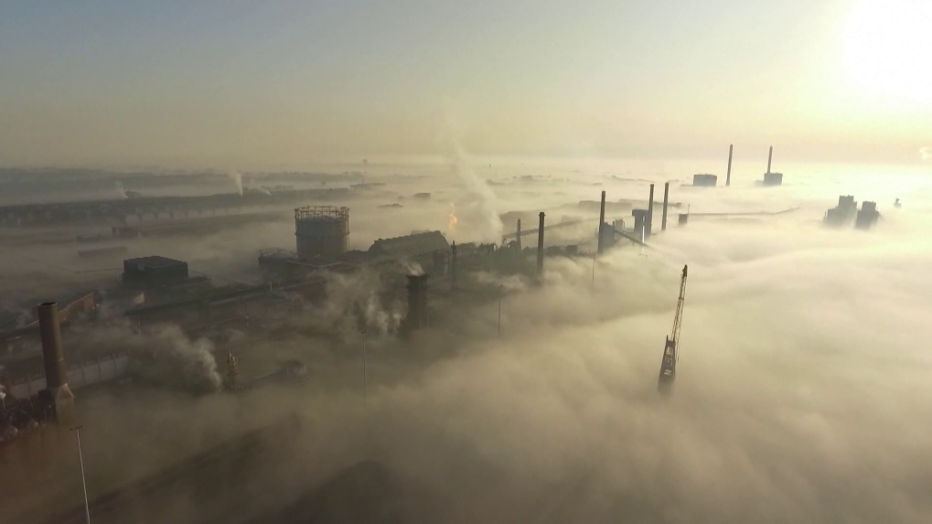 Fabrika zahalená v oblakoch.