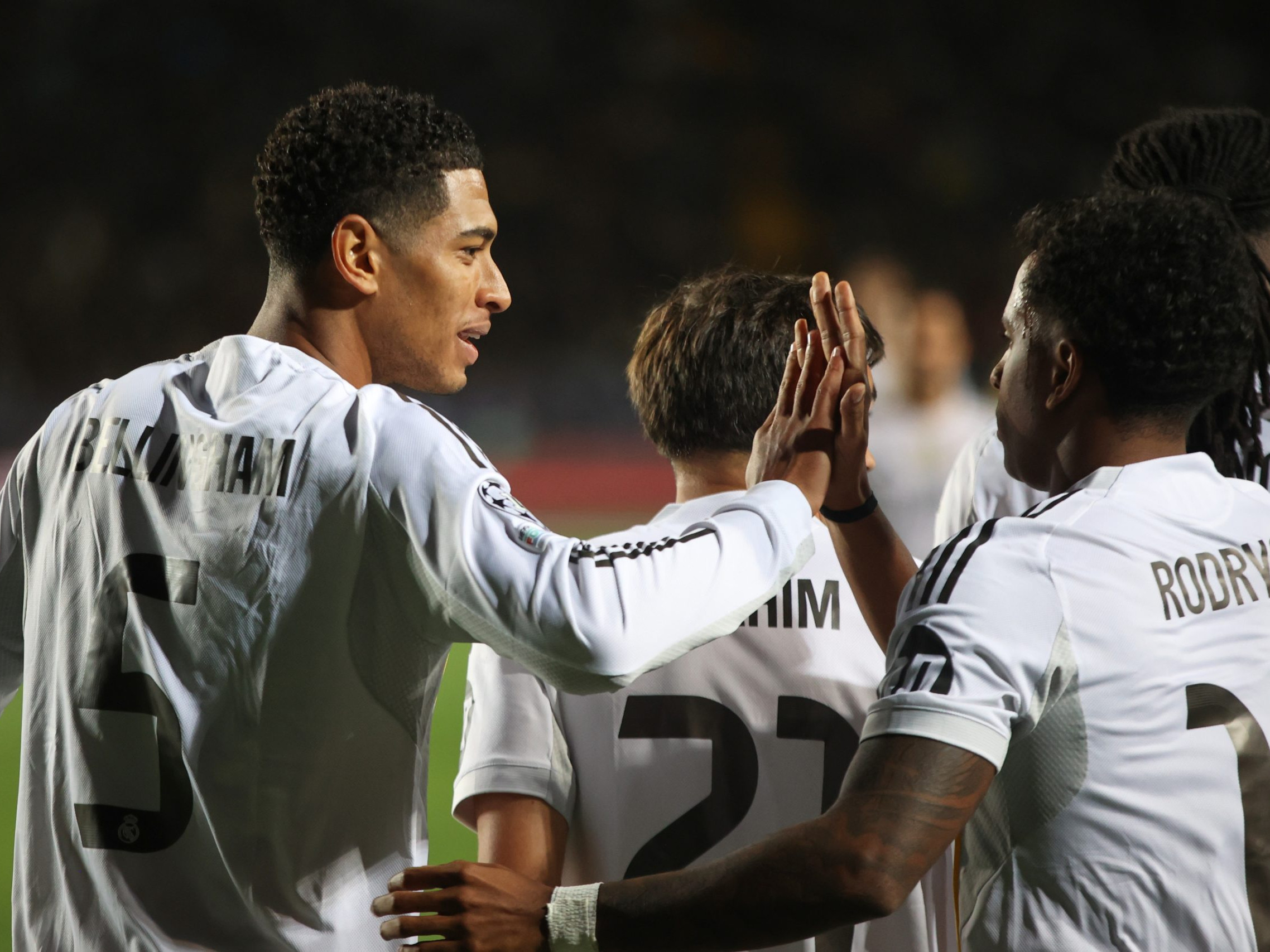 Na snímke Jude Bellingham (vľavo) a Rodrygo z Realu Madrid.