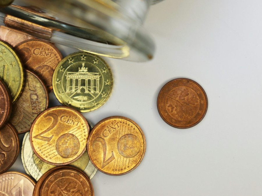 Na snímke sú euromince.