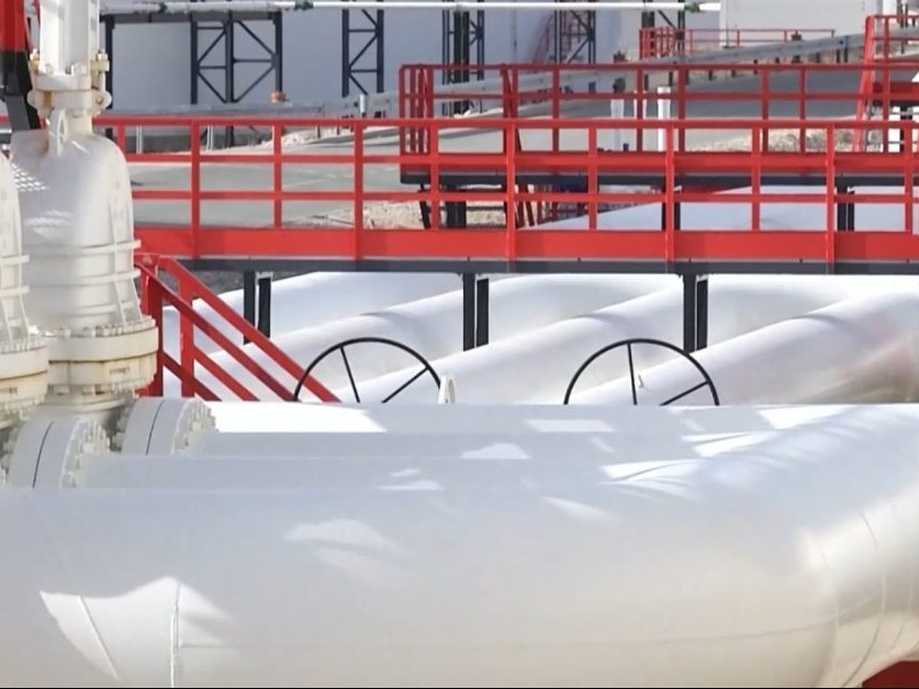 Na ilustračnej snímke ropovod.