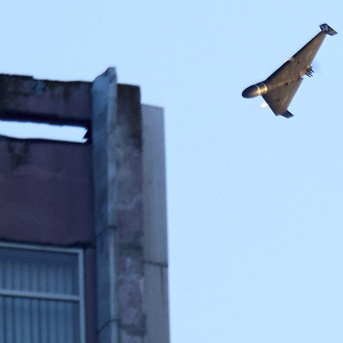 Na ilustračnej snímke ruský dron neďaleko budovy na Ukrajine.