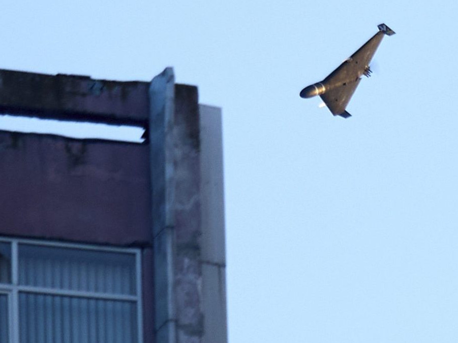 Na ilustračnej snímke ruský dron neďaleko budovy na Ukrajine.