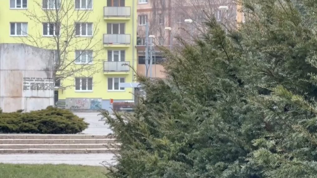 Sídlisko, kde dochádza k streľbe na okoloidúcich.