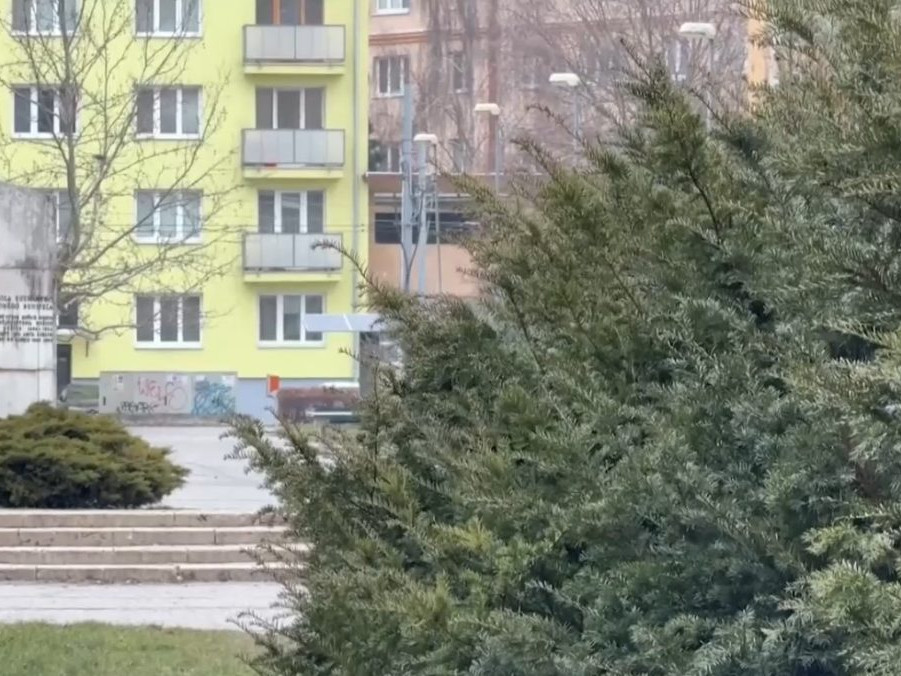 Sídlisko, kde dochádza k streľbe na okoloidúcich.