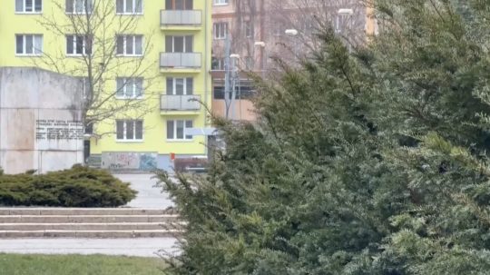 Sídlisko, kde dochádza k streľbe na okoloidúcich.