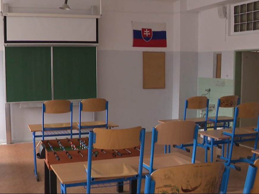 Na ilustračnej snímke prázdna trieda.