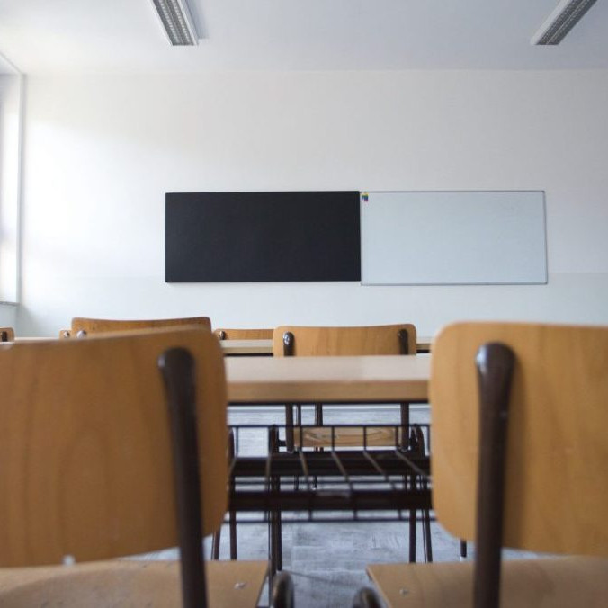 Na ilustračnej snímke prázdna školská trieda.