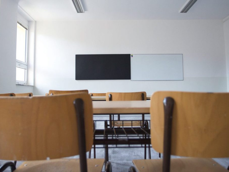 Na ilustračnej snímke prázdna školská trieda.