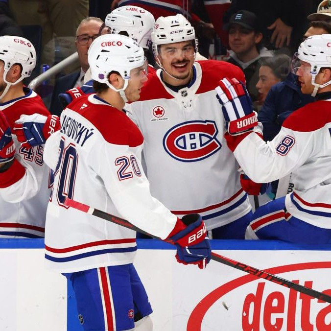 Na snímke Juraj Slafkovský oslavuje gól.