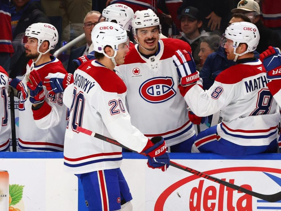 Na snímke Juraj Slafkovský oslavuje gól.