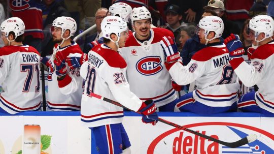 Na snímke Juraj Slafkovský oslavuje gól.