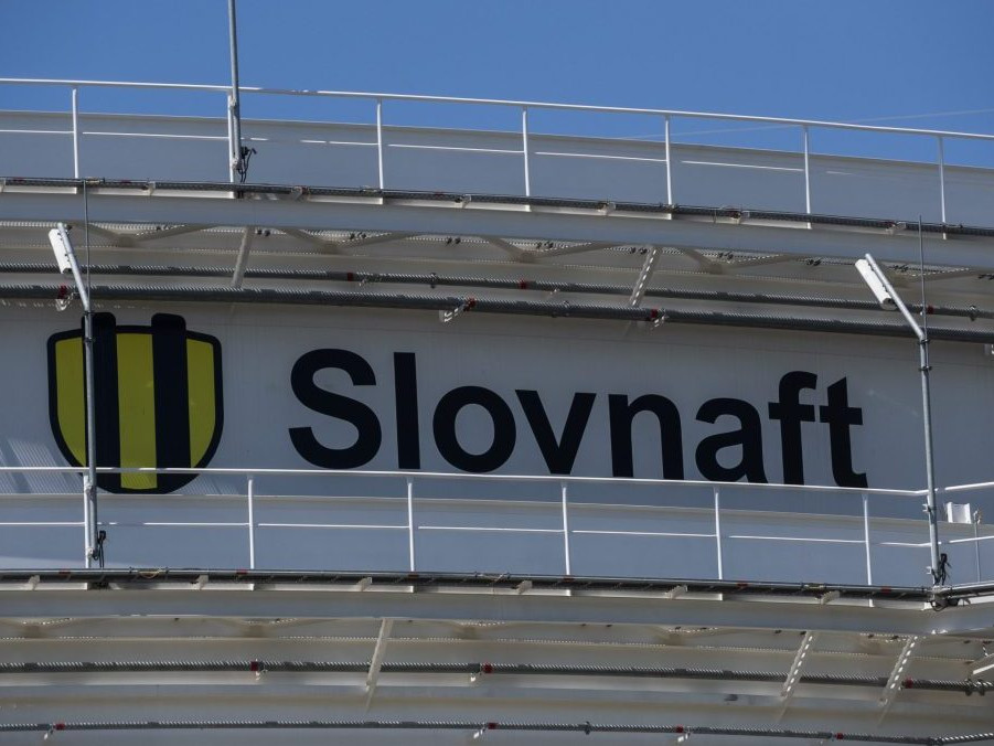 Na ilustračnej snímke rafinéria Slovnaft.