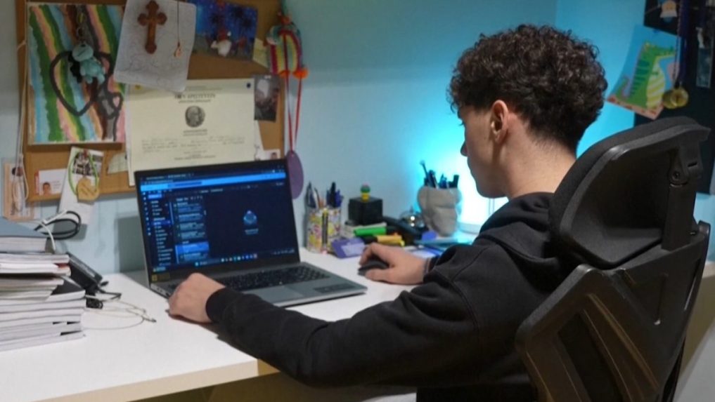 Na ilustračnej snímke mladý muž pri počítači.