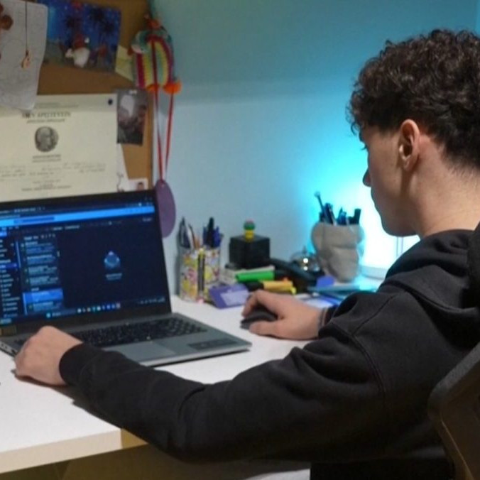 Na ilustračnej snímke mladý muž pri počítači.