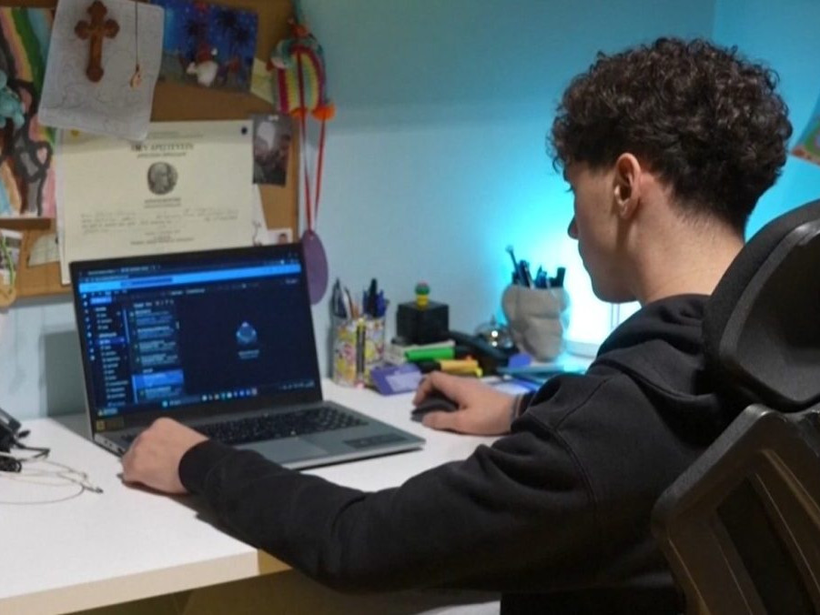 Na ilustračnej snímke mladý muž pri počítači.