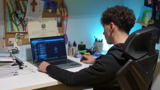 Na ilustračnej snímke mladý muž pri počítači.