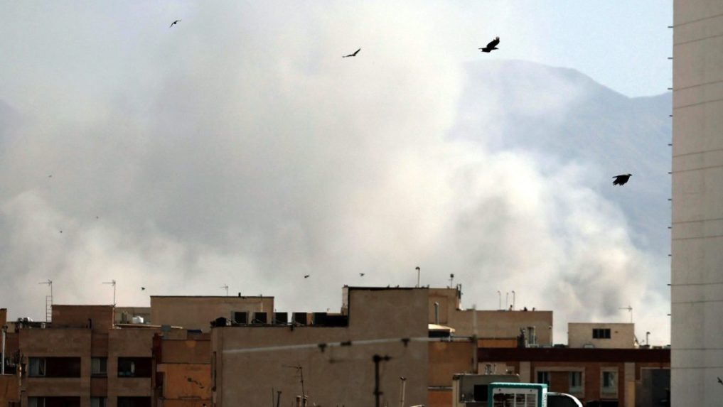 Stúpajúci dym z centra Teheránu.