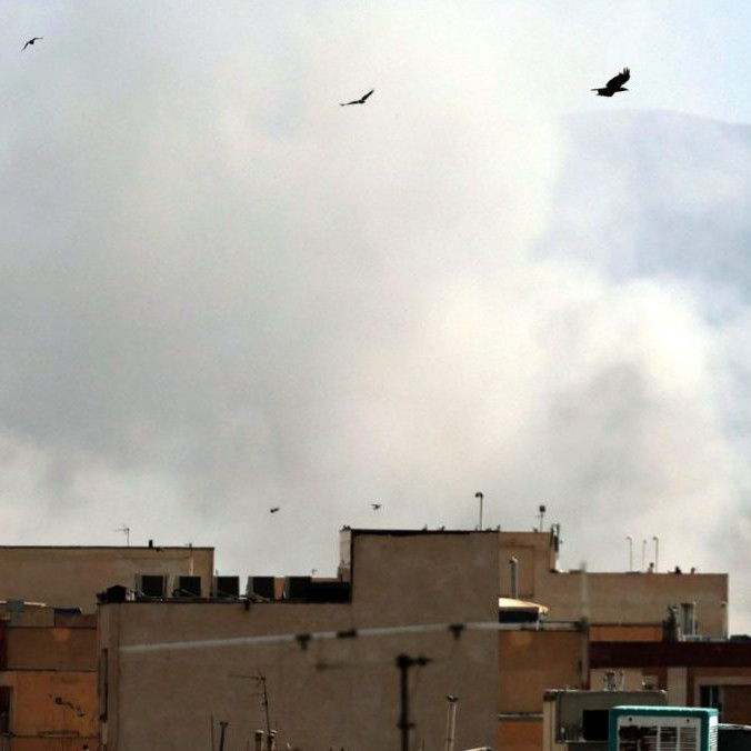 Stúpajúci dym z centra Teheránu.