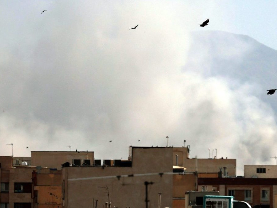 Stúpajúci dym z centra Teheránu.