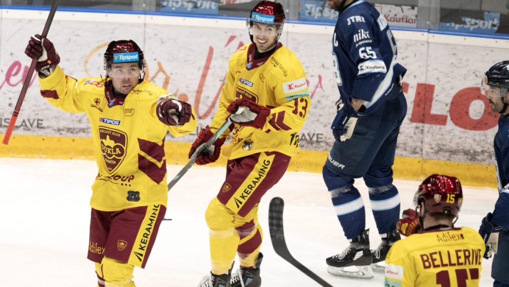 Na sn&iacute;mke vľavo strelec prv&eacute;ho g&oacute;lu Roberts Bukarts (Trenč&iacute;n).