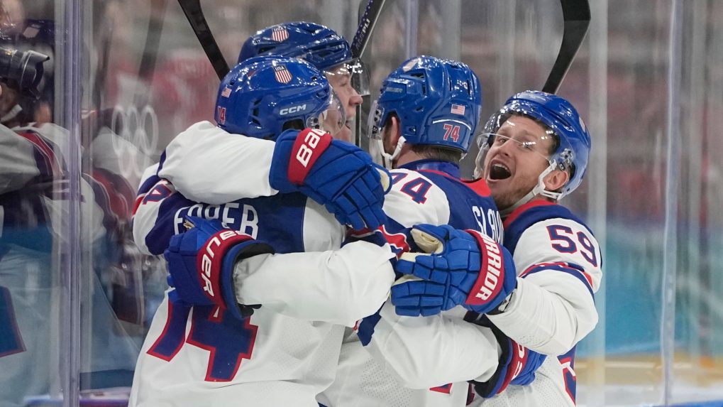 Hokejisti USA oslavujú počas zápasu na ZOH 2026 proti Kanade.