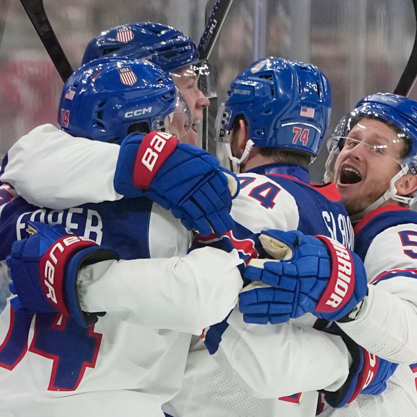 Hokejisti USA oslavujú počas zápasu na ZOH 2026 proti Kanade.