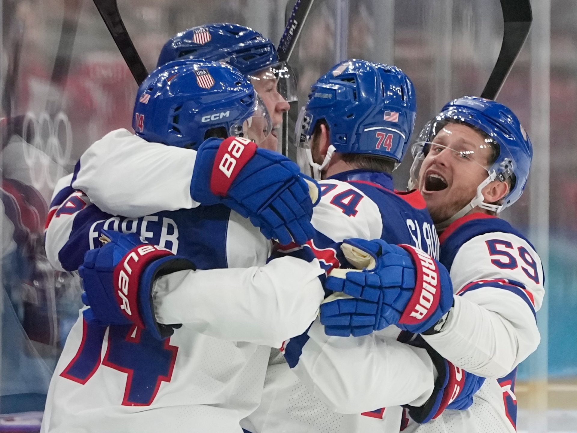 Hokejisti USA oslavujú počas zápasu na ZOH 2026 proti Kanade.