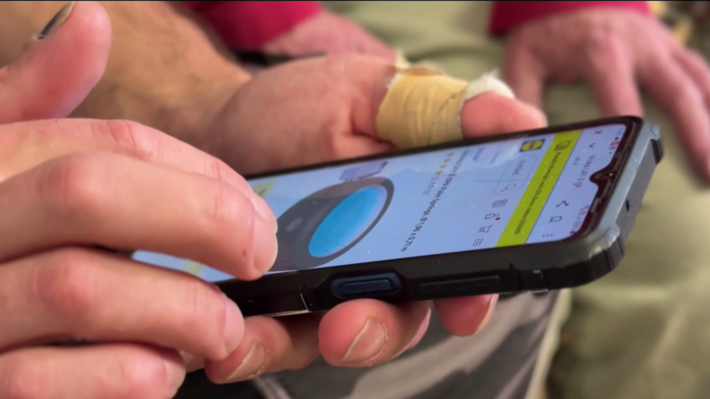 Osoba na snímke v telefóne listuje katalóg online obchodu.