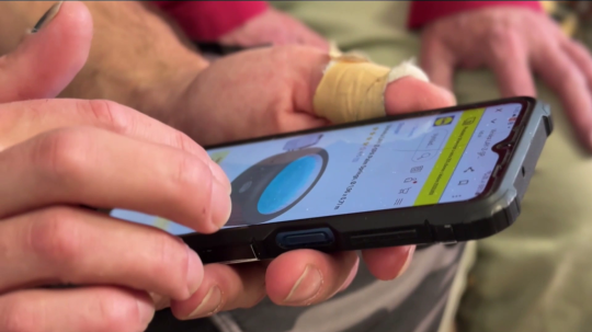 Osoba na snímke v telefóne listuje katalóg online obchodu.