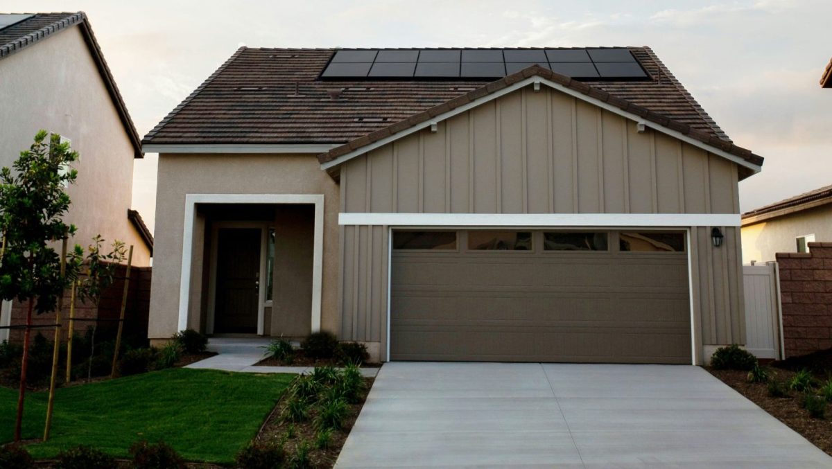 Za cenu gar&aacute;že v Bratislave je možn&eacute; k&uacute;piť rodinn&yacute; dom v in&yacute;ch častiach Slovenska. Ceny ženie nahor aj dopyt