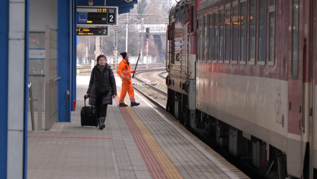 vlak na nástupišti