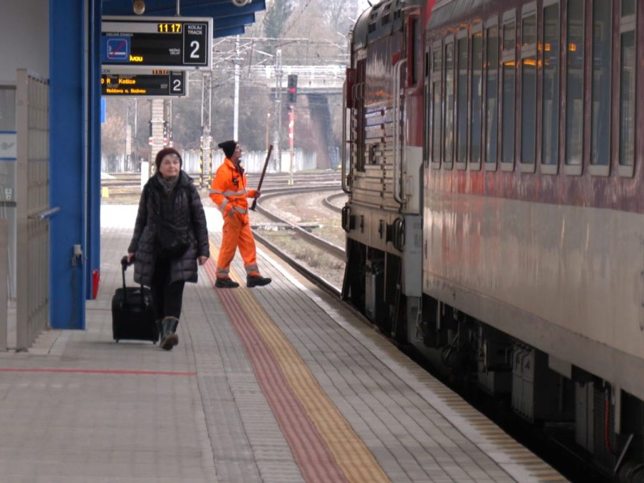 vlak na nástupišti