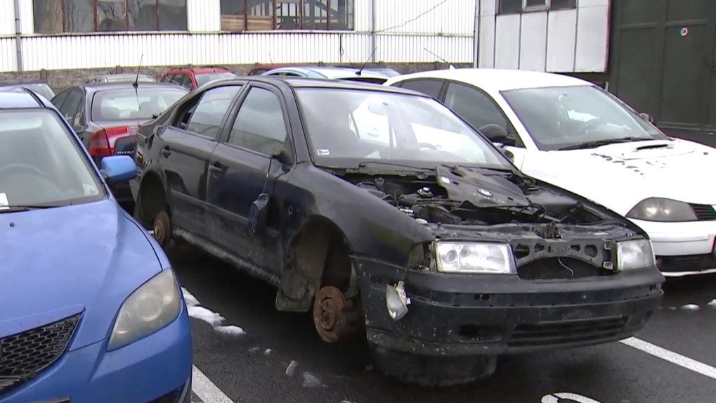 V Košiciach odstraňujú z ulíc autovraky: Zmizli ich už stovky, ďalšie však stále pribúdajú