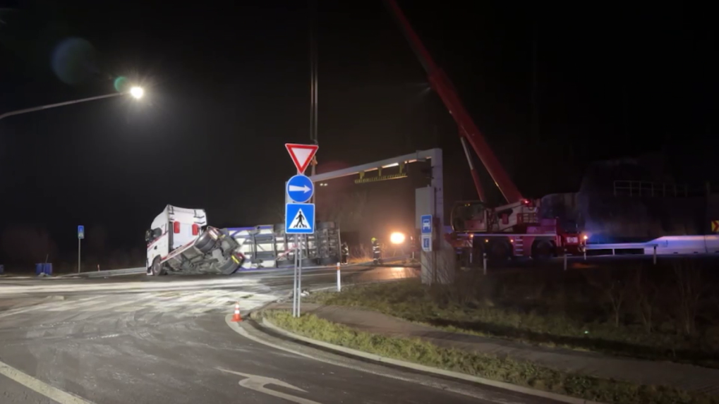 Prevrátený kamión.