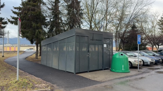 Nové kovové stojiská by mali odradiť medveďov aj rabovačov kontajnerov.