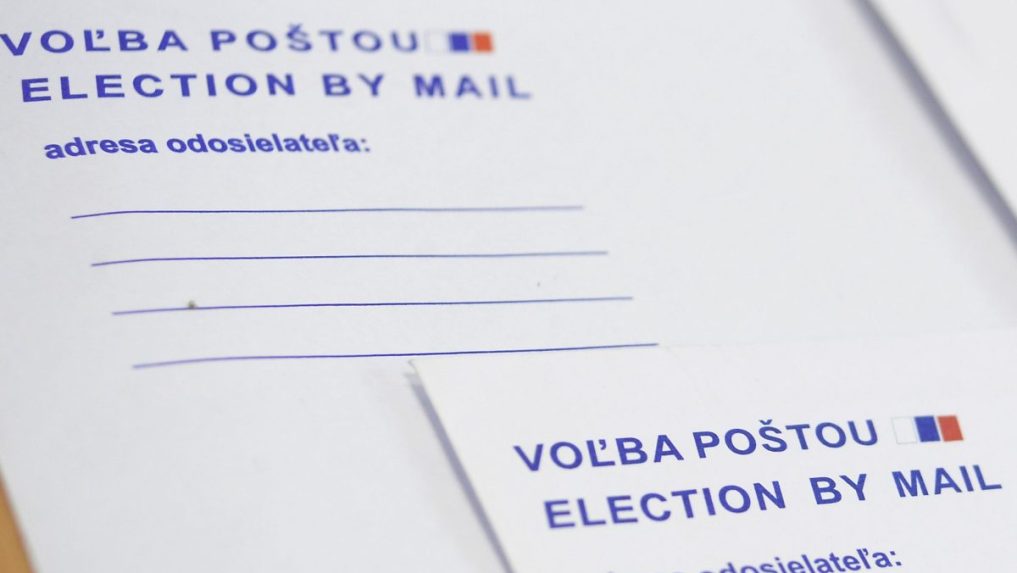Na ilustračnej snímke obálka na hlasovanie poštou.